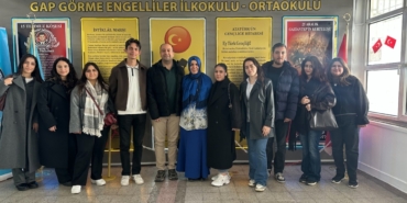 GİBTÜ öğrencileri görme engellilere rehberlik yaptı