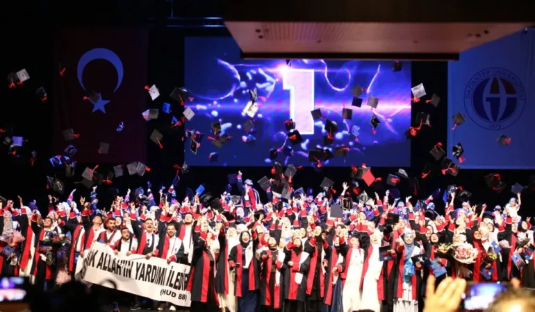 GAÜN İLAHİYAT FAKÜLTESİ MEZUNLARINI TÖRENLE UĞURLADI 1 1P1A0319