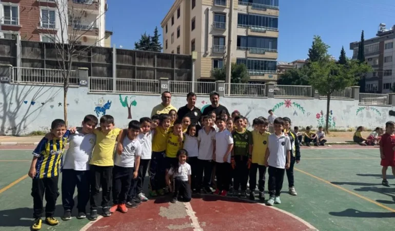 Emniyet Müdürü Özcan Sahaya İndi; Miniklerle Futbol Oynadı, Yarınları Dinledi! 29 2