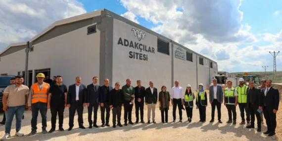BAŞKAN ŞAHİN, GAZİ KONUT TARAFINDAN YAPILAN YENİ ADAKÇILAR SİTESİ’Nİ İNCELEDİ 71 BAŞKAN ŞAHİN, GAZİ KONUT TARAFINDAN YAPILAN YENİ ADAKÇILAR SİTESİ’Nİ İNCELEDİ (4)