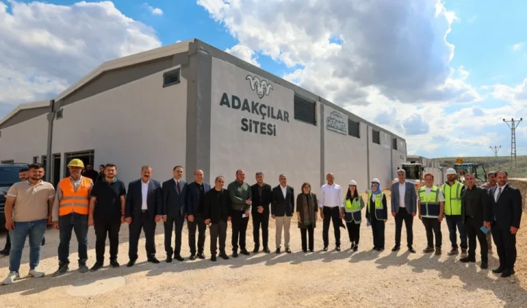 BAŞKAN ŞAHİN, GAZİ KONUT TARAFINDAN YAPILAN YENİ ADAKÇILAR SİTESİ’Nİ İNCELEDİ (4)
