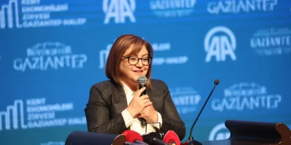 GAZİANTEP BÜYÜKŞEHİR EV SAHİPLİĞİNDE TÜRKİYE-SURİYE TİCARİ İLİŞKİLERİ, KENT EKONOMİLERİ ZİRVESİ’NDE ELE ALINDI 10 GAZİANTEP BÜYÜKŞEHİR EV SAHİPLİĞİNDE TÜRKİYE-SURİYE TİCARİ İLİŞKİLERİ, KENT EKONOMİLERİ ZİRVESİ’NDE ELE ALINDI (4)