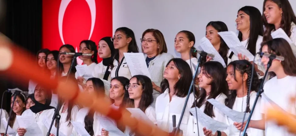 GAZİANTEP’TE SANATLA YÜKSELEN ÖĞRENCİLER ÖDÜLLENDİRİLDİ (10)