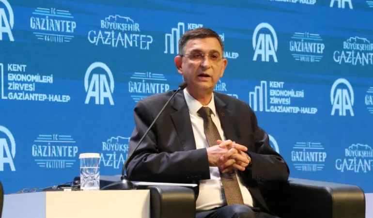 GSO YÖNETİM KURULU BAŞKANI ADNAN ÜNVERDİ, GAZİANTEP-HALEP KENT EKONOMİLERİ ZİRVESİ’NDE KONUŞTU (1)