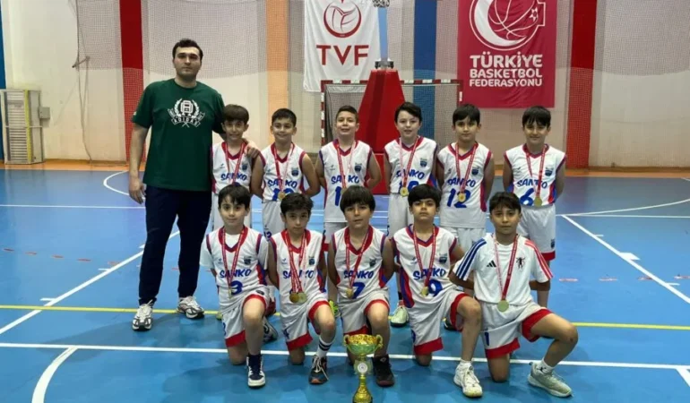 SANKO OKULLARI MİNİK ERKEK BASKETBOL TAKIMI ŞAMPİYON OLDU (1)