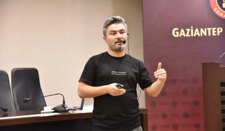 YAPAY ZEKA DESTEKLİ DİJİTAL BÜYÜME STRATEJİLERİ GSO’DA ELE ALINDI 3