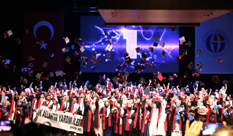 GAÜN İlahiyat Fakültesi'nde mezuniyet töreni