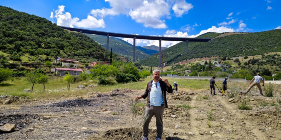 GAÜN'lü öğrencilerden fidan dikimi