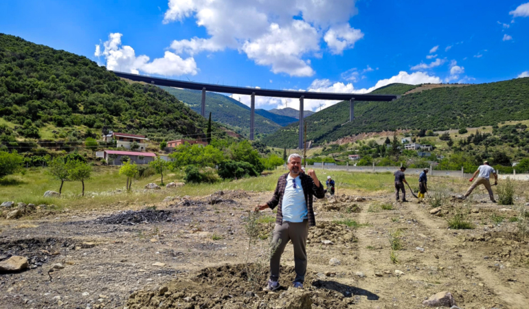 GAÜN'lü öğrencilerden fidan dikimi
