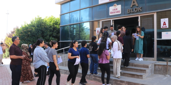 Gaziantep ve çevre illerde YKS'nin ikinci oturumu AYT başladı 10 Gaziantep ve çevre illerde YKS'nin ikinci oturumu AYT başladı