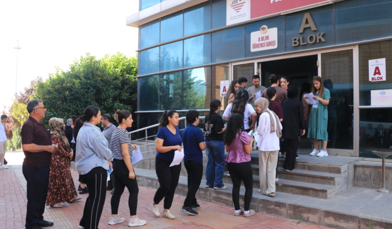 Gaziantep ve çevre illerde YKS'nin ikinci oturumu AYT başladı 1 Gaziantep ve çevre illerde YKS'nin ikinci oturumu AYT başladı