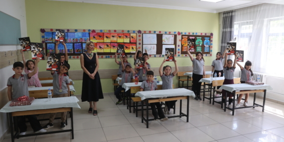 Gaziantep ve çevre illerinde öğrenciler karnelerini aldı