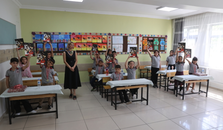 Gaziantep ve çevre illerinde öğrenciler karnelerini aldı