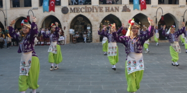 Gaziantep'te Halk Oyunları Büyükler Türkiye Şampiyonası için kortej yürüyüşü yapıldı
