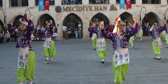 Gaziantep'te Halk Oyunları Büyükler Türkiye Şampiyonası için kortej yürüyüşü yapıldı