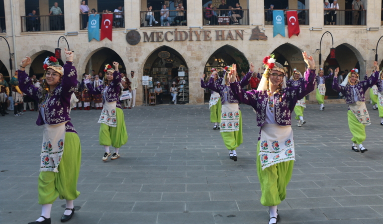 Gaziantep'te Halk Oyunları Büyükler Türkiye Şampiyonası için kortej yürüyüşü yapıldı