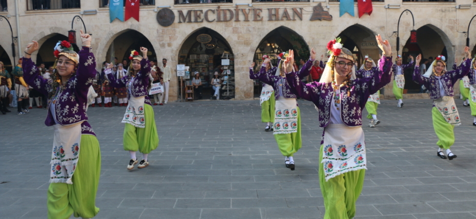 Gaziantep'te Halk Oyunları Büyükler Türkiye Şampiyonası için kortej yürüyüşü yapıldı 2 Gaziantep'te Halk Oyunları Büyükler Türkiye Şampiyonası için kortej yürüyüşü yapıldı