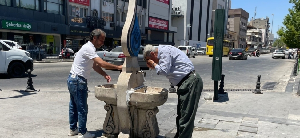 Gaziantep'te serinlemek isteyenler mağara kafeyi tercih ediyor 1 Gaziantep'te serinlemek isteyenler mağara kafeyi tercih ediyor