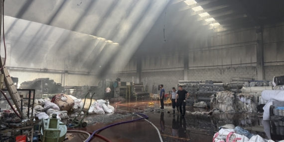 Gaziantep'te tekstil fabrikasında çıkan yangın söndürüldü 10 Gaziantep'te tekstil fabrikasında çıkan yangın söndürüldü