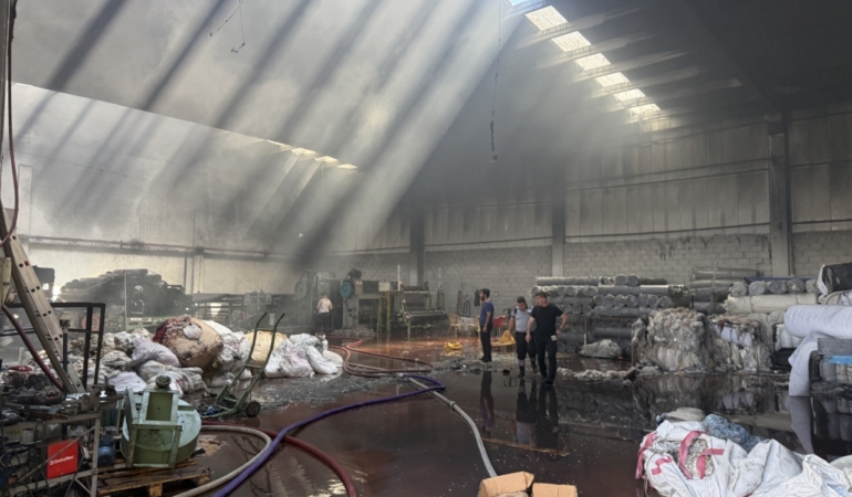 Gaziantep'te tekstil fabrikasında çıkan yangın söndürüldü 27 Gaziantep'te tekstil fabrikasında çıkan yangın söndürüldü