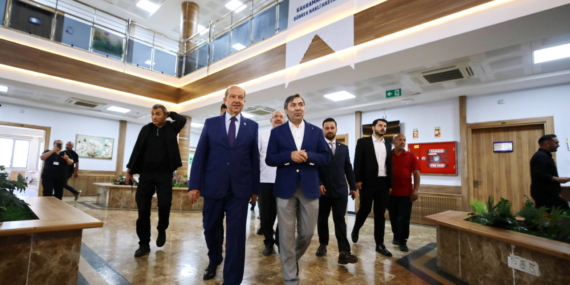 KKTC 5. Cumhurbaşkanı Tatar, GAÜN hastanelerini ziyaret etti