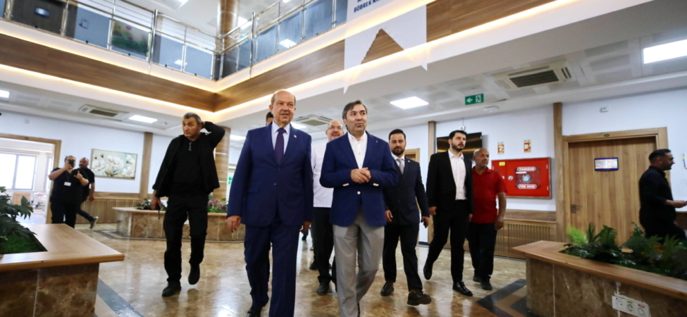 KKTC 5. Cumhurbaşkanı Tatar, GAÜN hastanelerini ziyaret etti