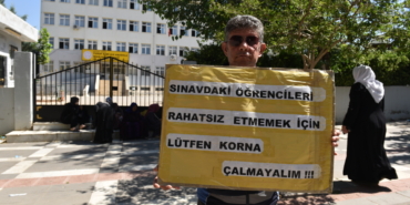 Şanlıurfa'da zabıta memuru 5 yıldır gönüllü olarak sınav günlerinde sürücüleri uyarıyor