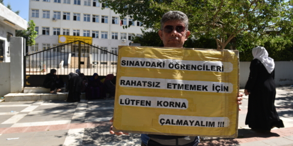 Şanlıurfa'da zabıta memuru 5 yıldır gönüllü olarak sınav günlerinde sürücüleri uyarıyor