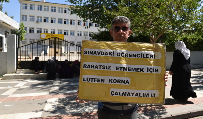 Şanlıurfa'da zabıta memuru 5 yıldır gönüllü olarak sınav günlerinde sürücüleri uyarıyor