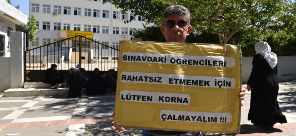Şanlıurfa'da zabıta memuru 5 yıldır gönüllü olarak sınav günlerinde sürücüleri uyarıyor 3 Şanlıurfa'da zabıta memuru 5 yıldır gönüllü olarak sınav günlerinde sürücüleri uyarıyor