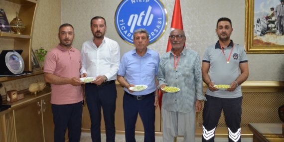 Yılın ilk boz Antep fıstığı üreticileri altınla ödüllendirildi
