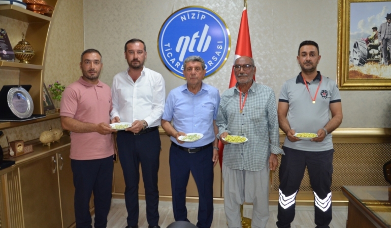 Yılın ilk boz Antep fıstığı üreticileri altınla ödüllendirildi