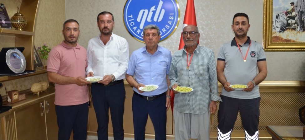 Yılın ilk boz Antep fıstığı üreticileri altınla ödüllendirildi
