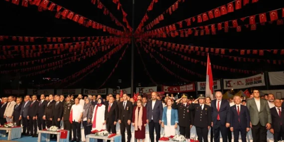 10 YIL ÖNCEKİ HEYECANLA GAZİANTEP TEK YÜREK MEYDANLARA İNDİ! 15 10 YIL ÖNCEKİ HEYECANLA GAZİANTEP TEK YÜREK MEYDANLARA İNDİ! (2)