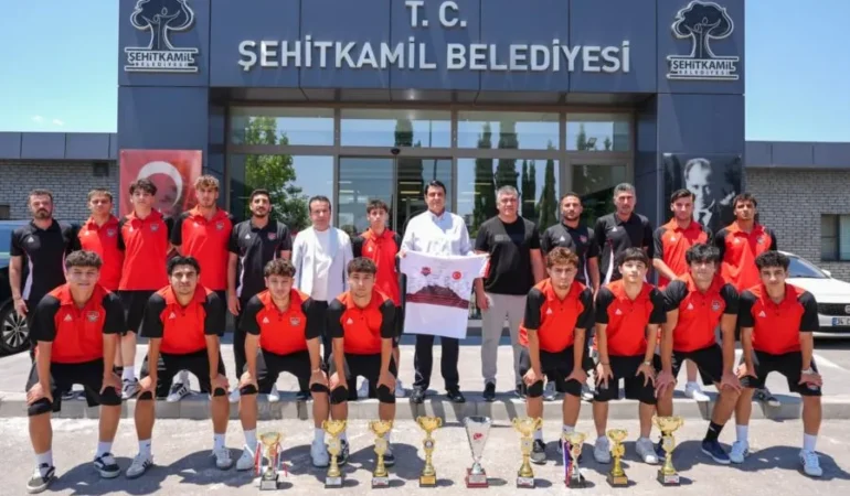 BAŞKAN YILMAZ, ŞAMPİYONLARI AĞIRLADIKIRMIZI SİYAHLILARDA HEDEF TÜRKİYE ŞAMPİYONLUĞU 44 1(2)