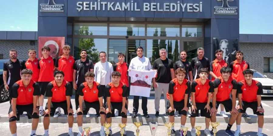 BAŞKAN YILMAZ, ŞAMPİYONLARI AĞIRLADIKIRMIZI SİYAHLILARDA HEDEF TÜRKİYE ŞAMPİYONLUĞU 3 1(2)