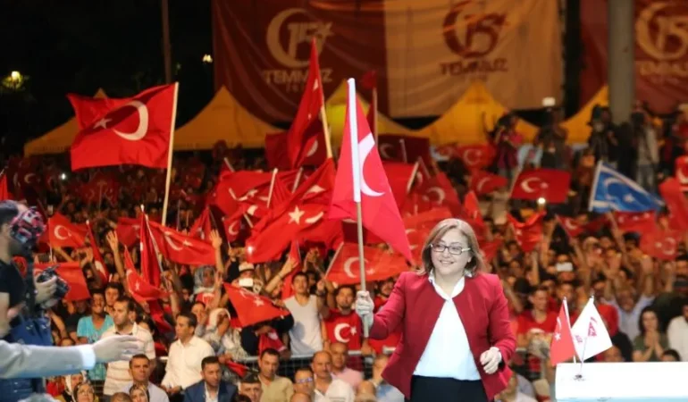 FATMA ŞAHİN: "15 TEMMUZ, MİLLET İRADESİNİN DESTANIDIR" 28 FATMA ŞAHİN 15 TEMMUZ, MİLLET İRADESİNİN DESTANIDIR