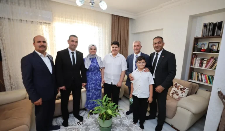 ŞAHİNBEY BELEDİYESİ BAŞARIYI ÖDÜLLENDİRİYOR 33 LGS DE DERECEYE GİREN ÖĞRENCİLER (3)