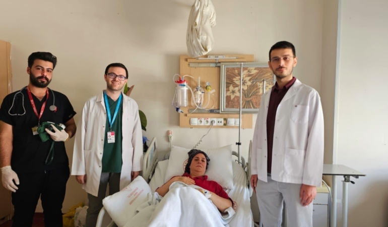 Aort damarındaki hasarlı bölümün yerine yapay damar yerleştirilen hasta sağlığına kavuştu 34 Aort damarındaki hasarlı bölümün yerine yapay damar yerleştirilen hasta sağlığına kavuştu