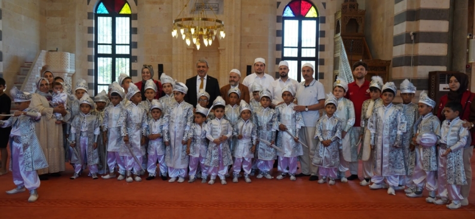 Gaziantep'te 41 çocuk için Geleneksel Sünnet Şöleni düzenlendi 2 Gaziantep'te 41 çocuk için Geleneksel Sünnet Şöleni düzenlendi