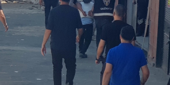 Gaziantep'te 61 yaşındaki kadının öldüğü silahlı saldırıya ilişkin 1 zanlı tutuklandı 10 Gaziantep'te 61 yaşındaki kadının öldüğü silahlı saldırıya ilişkin 1 zanlı tutuklandı