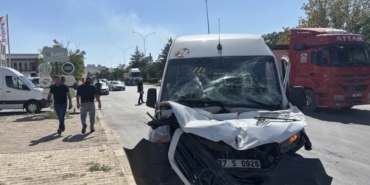 Gaziantep'te damperli tırla çarpışan işçi servisindeki 11 kişi yaralandı