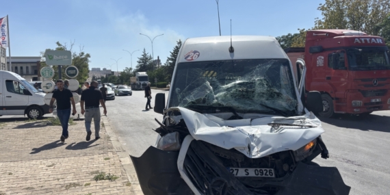 Gaziantep'te damperli tırla çarpışan işçi servisindeki 11 kişi yaralandı 10 Gaziantep'te damperli tırla çarpışan işçi servisindeki 11 kişi yaralandı