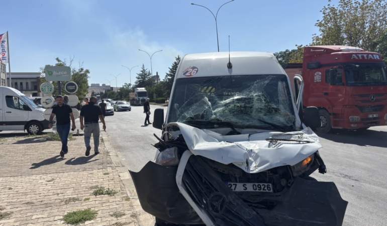 Gaziantep'te damperli tırla çarpışan işçi servisindeki 11 kişi yaralandı