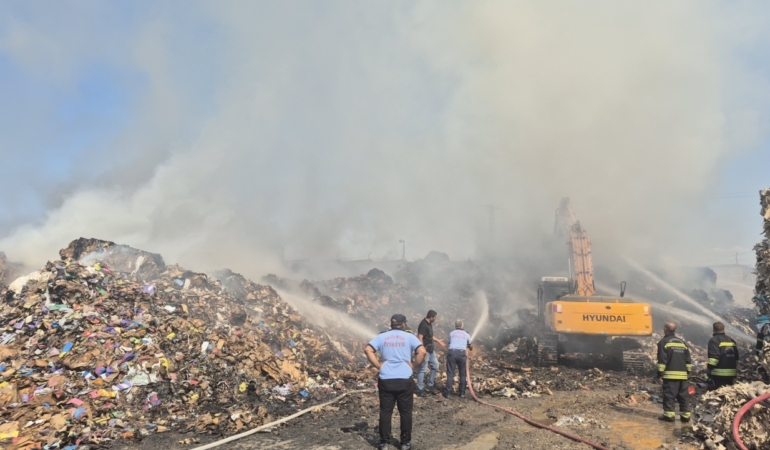 Gaziantep'te kağıt fabrikasında çıkan yangın söndürüldü 44 Gaziantep'te kağıt fabrikasında çıkan yangın söndürüldü