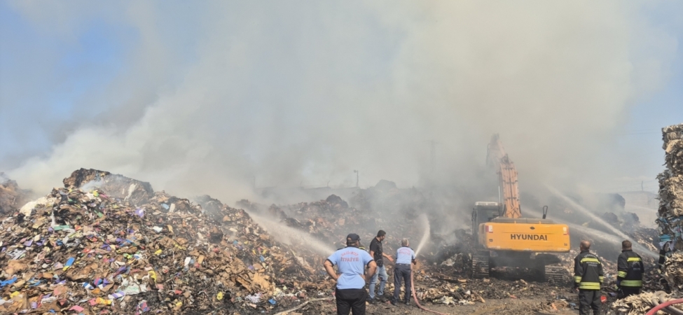 Gaziantep'te kağıt fabrikasında çıkan yangın söndürüldü 1 Gaziantep'te kağıt fabrikasında çıkan yangın söndürüldü
