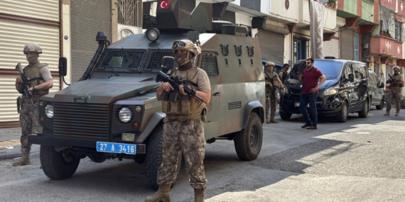 Gaziantep'te polisten kaçan şüpheli kovalamaca sonucu yakalandı 10 Gaziantep'te polisten kaçan şüpheli kovalamaca sonucu yakalandı