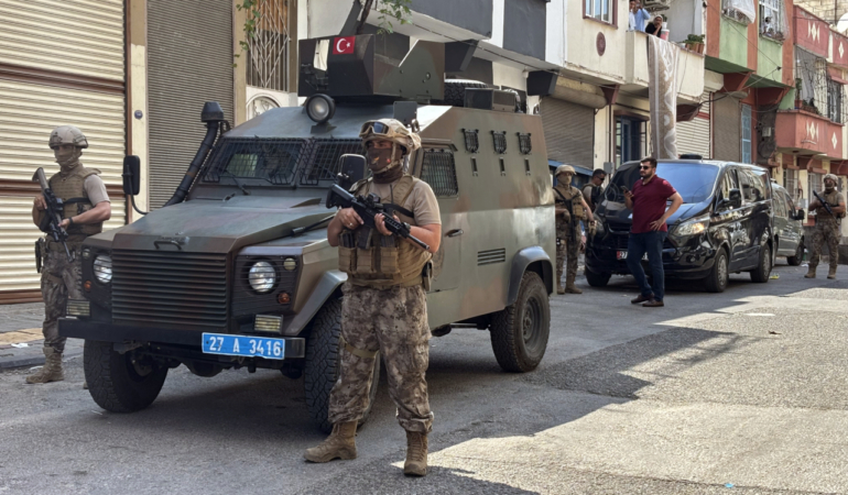Gaziantep'te polisten kaçan şüpheli kovalamaca sonucu yakalandı 28 Gaziantep'te polisten kaçan şüpheli kovalamaca sonucu yakalandı