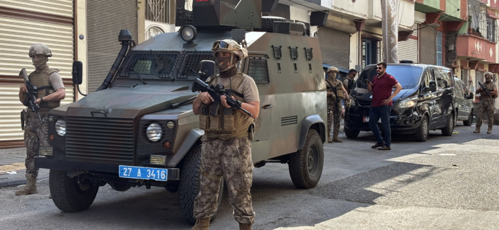 Gaziantep'te polisten kaçan şüpheli kovalamaca sonucu yakalandı 4 Gaziantep'te polisten kaçan şüpheli kovalamaca sonucu yakalandı