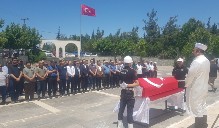 İslahiye'de organ yetmezliği nedeniyle vefat eden polis memuru toprağa verildi 38 İslahiye'de organ yetmezliği nedeniyle vefat eden polis memuru toprağa verildi